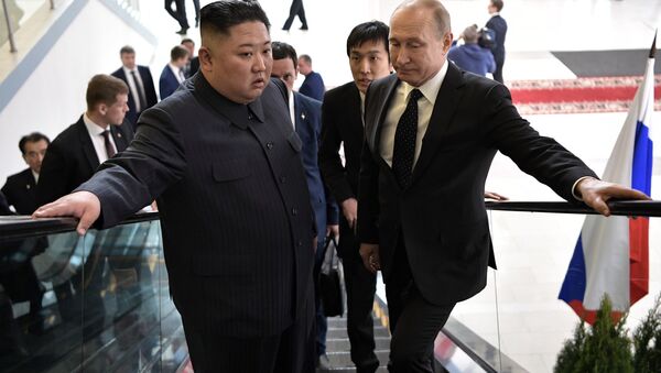 Lider KNDR Kim Čen Ыn i prezident Rossii Vladimir Putin vo vremя vstreči v kampuse DVFU vo Vladivostoke - Sputnik Srbija