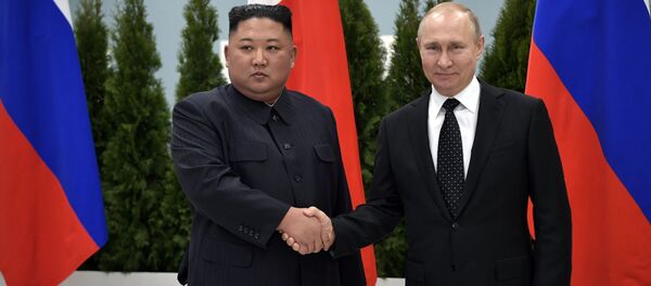 Лидер КНДР Ким Чен Ын и президент России Владимир Путин во время встречи в кампусе ДВФУ во Владивостоке Лидер КНДР Ким Чен Ын и президент России Владимир Путин во время встречи в кампусе ДВФУ во Владивостоке - Sputnik Србија