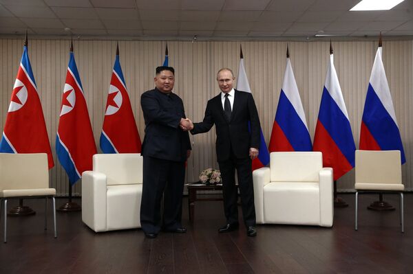 Руски председник Владимир Путин и севернокорејски лидер Ким Џонг Ун у Владивостоку Руски председник Владимир Путин и севернокорејски лидер Ким Џонг Ун у Владивостоку - Sputnik Србија