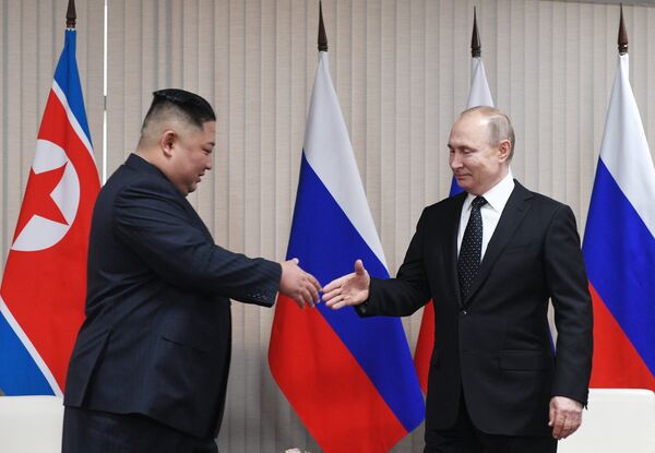 Руски председник Владимир Путин и севернокорејски лидер Ким Џонг Ун у Владивостоку Руски председник Владимир Путин и севернокорејски лидер Ким Џонг Ун у Владивостоку - Sputnik Србија