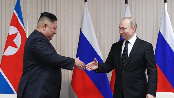 Руски председник Владимир Путин и севернокорејски лидер Ким Џонг Ун у Владивостоку - Sputnik Србија