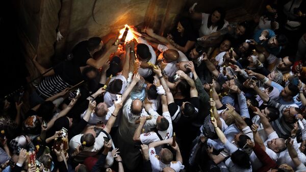 Vernici slave silazak Blagodatnog ognja u Hramu groba Gospodnjeg u Jerusalimu - Sputnik Srbija