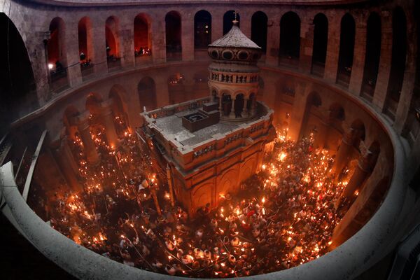 Верующие празднуют схождение Благодатного огня в храме Гроба Господня В Иерусалиме - Sputnik Србија