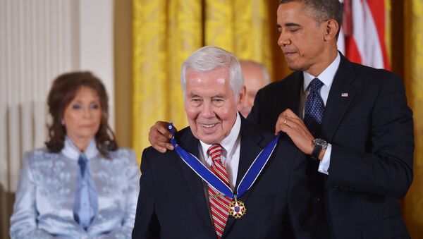 Бивши председник САД Барак Обама одликује бившег сенатора из Индијане Ричарда Лугара Председничком медаљом слободе - Sputnik Србија
