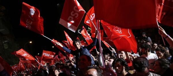 Pristalice Socijalističke partije španskog čekaju rezultate parlamentarnih izbora u Španiji Pristalice Socijalističke partije španskog čekaju rezultate parlamentarnih izbora u Španiji - Sputnik Srbija