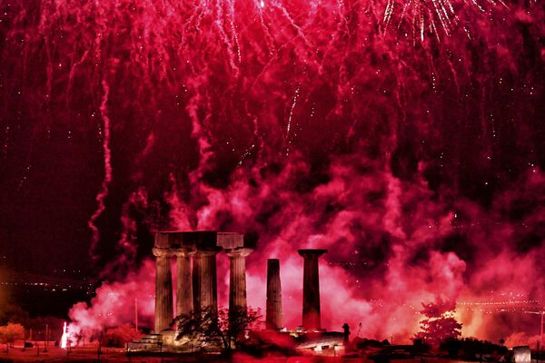 Салют над Храмом Аполлона во время празднования Пасхи в Греции - Sputnik Србија