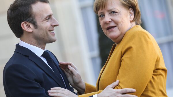 Француски председник Емануел Макрон и немачка канцеларка Ангела Меркел - Sputnik Србија