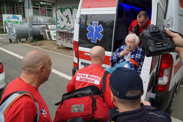 Евакуација станара из солитера на Вождовцу због пожара Евакуација станара из солитера на Вождовцу због пожара - Sputnik Србија