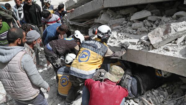 Pripadnici organizacije Beli šlemovi pretražuju ruševine u gradu Džisr el Šugur u sirijskoj provinciji Idlib - Sputnik Srbija