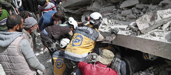 Припадници организације Бели шлемови претражују рушевине у граду Џиср ел Шугур у сиријској провинцији Идлиб Припадници организације Бели шлемови претражују рушевине у граду Џиср ел Шугур у сиријској провинцији Идлиб - Sputnik Србија