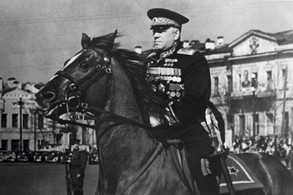 Maršal Sovjetskog Saveza Georgij Žukov na trgu 1945. godine u Sverdlovsku - Sputnik Srbija