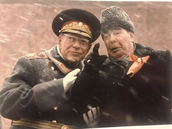 Maršal Sovjetskog Saveza Dmitrij Ustinov i Leonid Brežnjev na tribini Mauzoleja Lenjina. - Sputnik Srbija