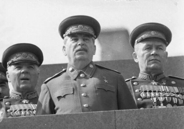 Јосиф Стаљин и маршал авијације Константин Вершињин на трибини Маузолеја Лењина, 1946. године - Sputnik Србија