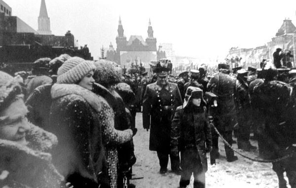 Maršal jedinica veze Aleksandar Belov na vojnoj paradi u čast Oktobarske revolucije sa starijim unukom Andrejom, 1980. godine - Sputnik Srbija