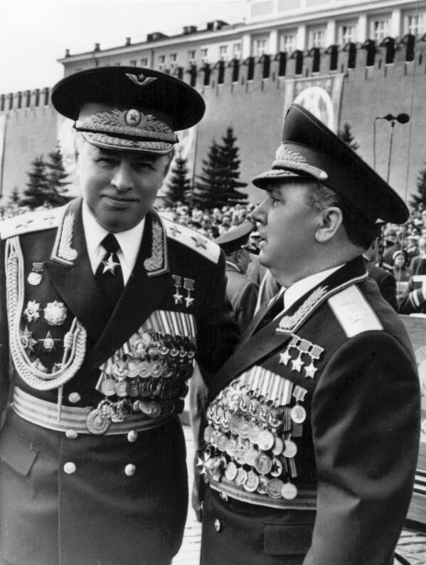 Маршал авијације Николај Скоморохов (лево) - Sputnik Србија