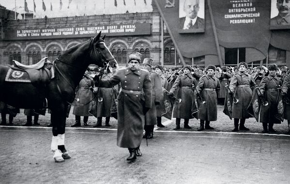 Maršal Sovjetskog Saveza Leonid Govorov se priprema da primi paradu Moskovskog garnizona na Crvenom trgu, 7. novembar 1947. godine - Sputnik Srbija