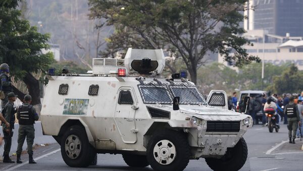 Војно возило на улици у близини војне базе Карлота у Каракасу - Sputnik Србија