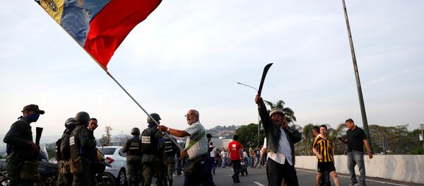 Pristalica opozicije maše zastavom Venecuele u Karakasu - Sputnik Srbija