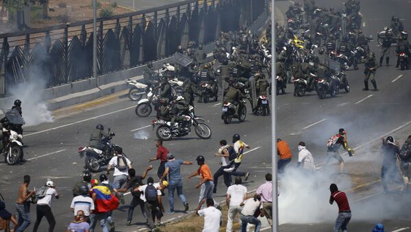 Присталице опозиције Венецуеле на протесту против председника Николаса Мадура у Каракасу - Sputnik Србија