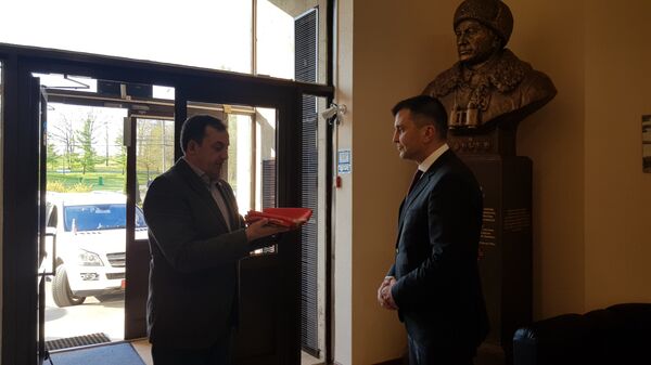 Руководилац Извршног комитета „Бесмртног пука“ Артјом Хуторској уручио је у Москви заставу Бесмртног пука министру за рад, запошљавање, борачка и социјална питања Србије Зорану Ђорђевићу - Sputnik Србија