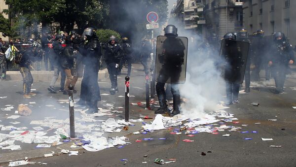 Сукоб полиције и демонстраната на првомајском протесту у Паризу - Sputnik Србија