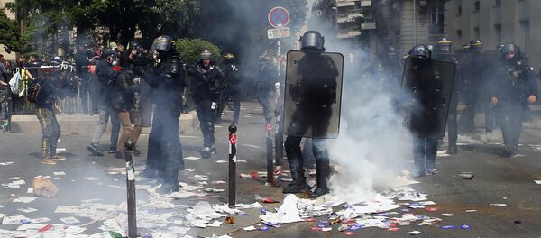 Сукоб полиције и демонстраната на првомајском протесту у Паризу - Sputnik Србија