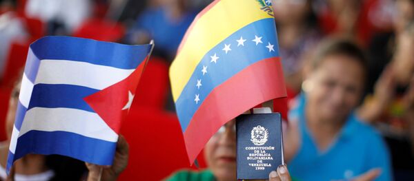 Присталица председника Венецуеле Николаса Мадура на митингу у Каракасу Присталица председника Венецуеле Николаса Мадура на митингу у Каракасу - Sputnik Србија