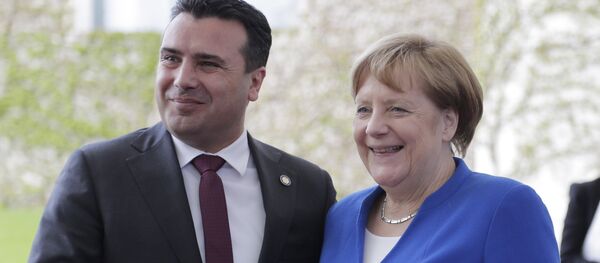 Zoran Zaev i Angela Merkel na berlinskom samitu o Zapadnom Balkanu Zoran Zaev i Angela Merkel na berlinskom samitu o Zapadnom Balkanu - Sputnik Srbija