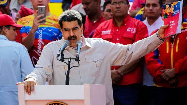 Президент Венесуэлы Николас Мадуро выступает в Каракасе на акции своих сторонников - Sputnik Србија