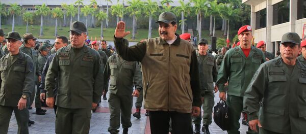 Predsednik Venecuele Nikolas Maduro sa pripadnicima vojske Venecuele - Sputnik Srbija