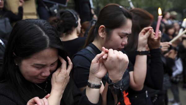 Филипинке се моле испред председничке палате у Никозији након серије убистава пет странкиња и две девојчице, због чега је министар правде поднео оставку - Sputnik Србија