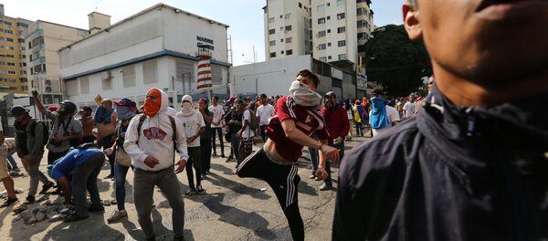 Антивладини демонстранти током сукоба са снагама безбедности у Каракасу - Sputnik Србија