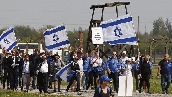 Јевреји из целог света са израелским заставама ходају кроз бивши нацистички логор Аушвиц на Маршу живих организованог у знак сећања на шест милиона жртава Холокауста у Освјециму у Пољској - Sputnik Србија