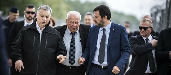 Виктор Орбан и Матео Салвини на мађарско-српској граници која је опасана жицом против уласка илегалних миграната Виктор Орбан и Матео Салвини на мађарско-српској граници која је опасана жицом против уласка илегалних миграната - Sputnik Србија