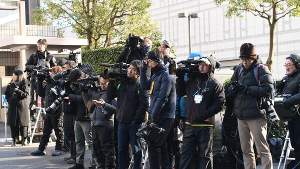 Predstavnici medija čekaju ispred zgrade suda u Tokiju - Sputnik Srbija