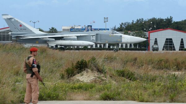 Руски авион Су-24 на писти авио-базе Хмејмим у Сирији - Sputnik Србија