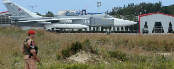 Ruski avion Su-24 na pisti avio-baze Hmejmim u Siriji - Sputnik Srbija