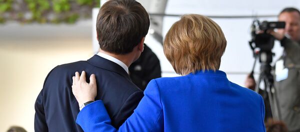 Емануел Макрон и Ангела Меркел Емануел Макрон и Ангела Меркел - Sputnik Србија