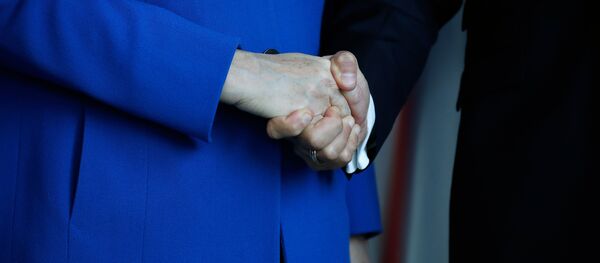 Angela Merkel (levo) i Emanuel Makron (desno) - Sputnik Srbija