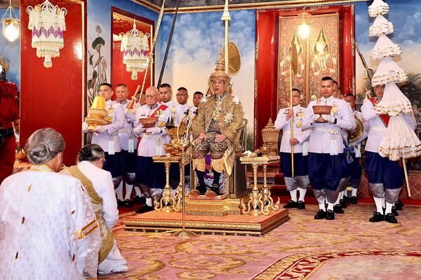 Predaja krune kralju, poznatom pod imenom Rama Deseti, treći je deo finalne faze krunisanja Predaja krune kralju, poznatom pod imenom Rama Deseti, treći je deo finalne faze krunisanja - Sputnik Srbija