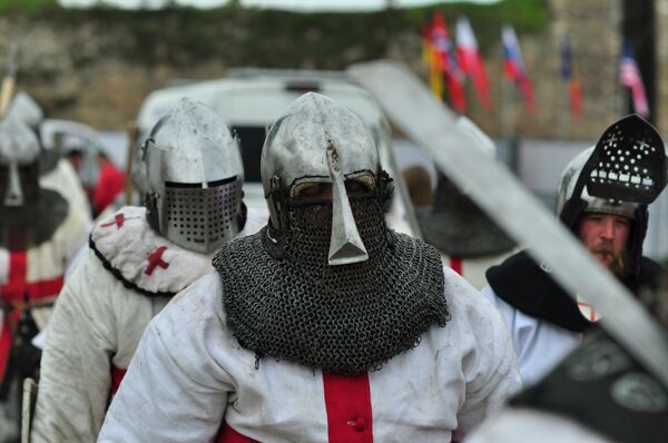 У борбама су пуцали штитови и шлемови У борбама су пуцали штитови и шлемови - Sputnik Србија