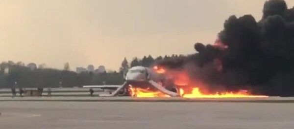 Avion gori - Sputnik Srbija