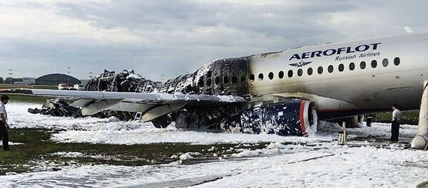 Avion Suhoj superdžet 100 kompanije Aeroflot srušio se prilikom prinudnog sletanja na aerodrom Šeremetjevo u Moskvi - Sputnik Srbija