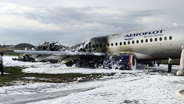 Avion Suhoj superdžet 100 kompanije Aeroflot srušio se prilikom prinudnog sletanja na aerodrom Šeremetjevo u Moskvi - Sputnik Srbija