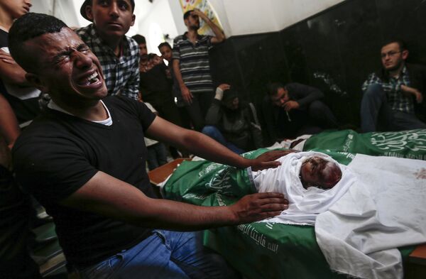 Рођак плаче над телом Марије ел Газали, девојчице која је убијена у израелским ваздушним ударима на Појас Газе. - Sputnik Србија
