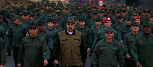 Председник Венецуеле Николас Мадуро, министар одбране Владимир Падрино Лопес и командант стратешких операција Ремихио Себаљос са припадницима Оружаних снага Венецуеле - Sputnik Србија