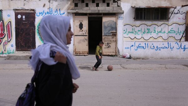 17-летняя школьница Вессал Абу Амра возвращается из школы в городе Газа - Sputnik Србија