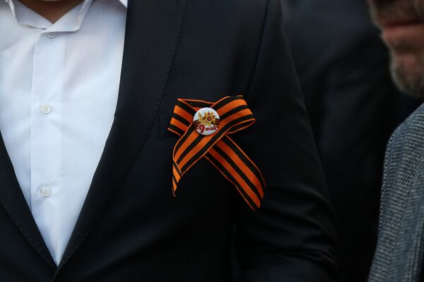 Zvanice na prijemu u ruskoj ambasadi u Beogradu nose Georgijevske lente Zvanice na prijemu u ruskoj ambasadi u Beogradu nose Georgijevske lente - Sputnik Srbija