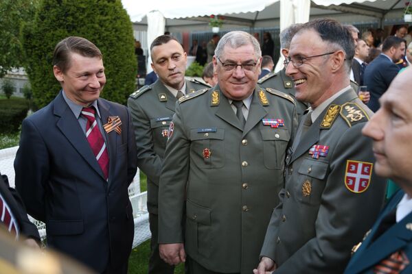 Načelnik Generalštaba Vojske Srbije general Milan Mojsilović (prvi s desna) Načelnik Generalštaba Vojske Srbije general Milan Mojsilović (prvi s desna) - Sputnik Srbija