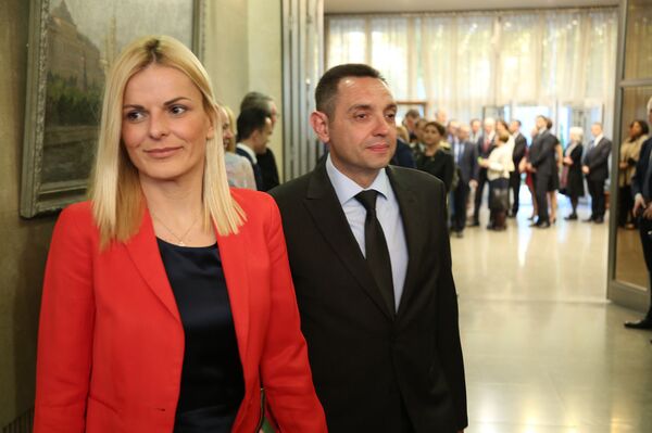 Ministar odbrane Aleksandar Vulin sa suprugom na prijemu u ruskoj ambasadi u Beogradu Ministar odbrane Aleksandar Vulin sa suprugom na prijemu u ruskoj ambasadi u Beogradu - Sputnik Srbija